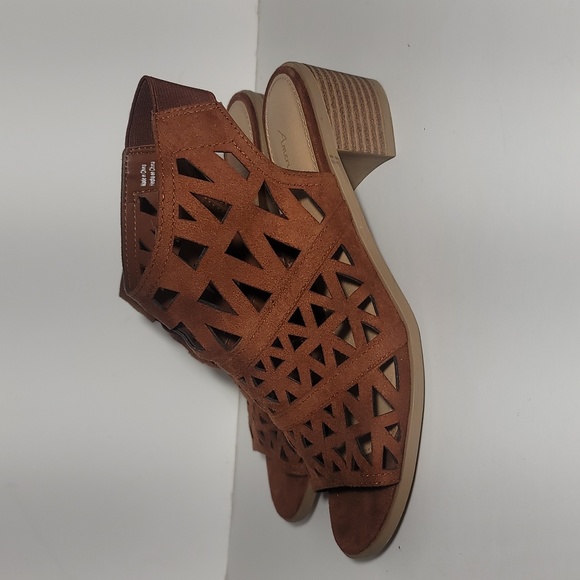 American Eagle Lazer Cut Block Heel Sandals Faux Suede Peep Toe sz 7.5 GUC - Picture 5 of 9